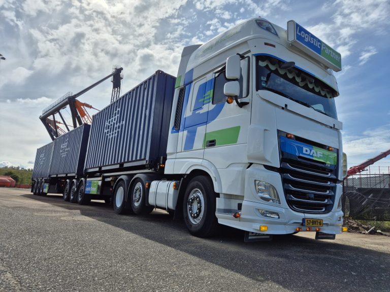 Truck LPE met vracht 3 containers